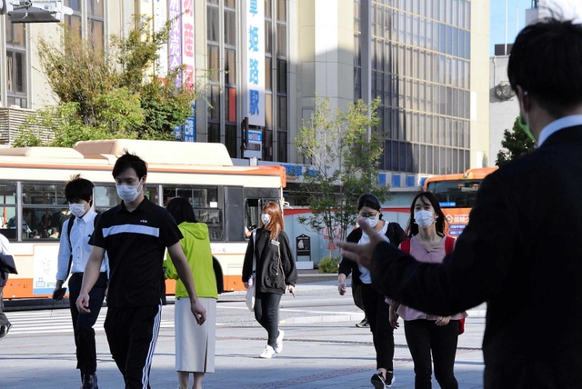 公示を５日後に控え、道行く人々に訴えを届ける立候補予定者＝姫路市内