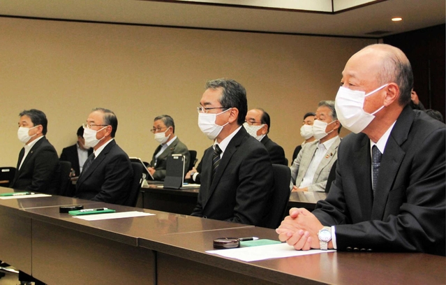 百条調査権に基づく証人尋問に応じるため、特別委に出席した姫路市の歴代副市長ら＝姫路市安田４