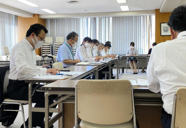 姫路信用金庫本店で「ともにプロジェクト」の支援内容を話し合う三宅智章専務理事（左）ら＝姫路市十二所前町