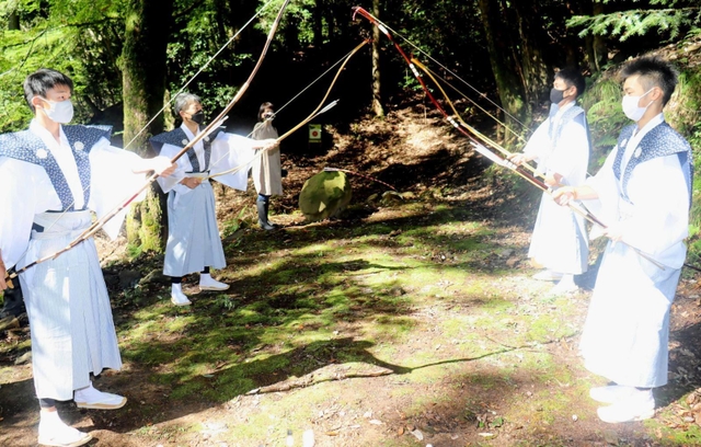古老の記憶をたよりに復活させた神事。地面を弓で払うような動きから、この地の魔をはらう意味があるとされる＝姫路市安富町関