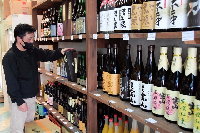 日本各地の銘酒を扱う酒販店。飲食店の時短営業解除で、ようやく商品が動き始めたが…＝姫路市白浜町乙