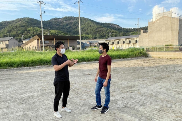 醸造所の着工を前に建設予定地で夢を語る池内正雄さん（左）と入山航さん＝姫路市内