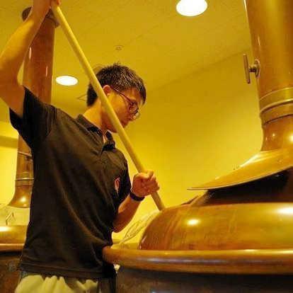 鳥取で「大山Ｇビール」の仕込み作業をする入山さん（２０１７年撮影）