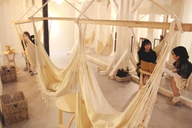 白を基調としたハンモックが並ぶ段カフェの２階スペース＝姫路市紺屋町