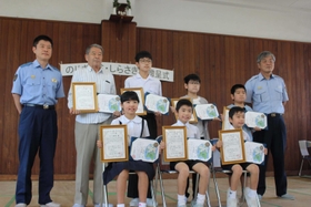「のじぎく賞」などを受けた山下幸信さんと６人の孫たち＝２日、飾磨署