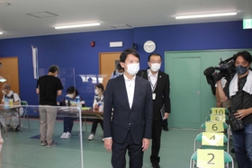 ワクチン接種会場を視察する斎藤元彦知事＝姫路競馬場