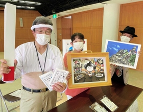 〝寅さん〟気分の啖呵売担当者（左）。もちこちゃんの紙芝居とともに特産品をアピールする＝姫路市商工会香寺支所