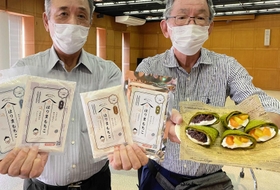 「はりまもちこ」を使ったスイーツを紹介する壺阪豊之さん（左）ら＝姫路市商工会香寺支所