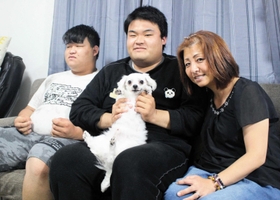 （右から）清瀬幸枝さん、次男竜也さん、三男朋也さん＝姫路市内