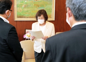 市長や教育長への要望書を読み上げる姫路地区手をつなぐ育成会の山田直恵理事長＝姫路市役所