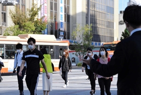 公示を５日後に控え、道行く人々に訴えを届ける立候補予定者＝姫路市内