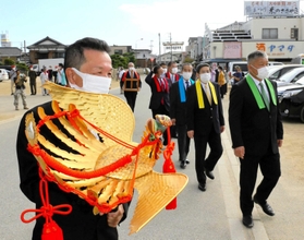神事のためお旅山へ向かう氏子ら＝姫路市白浜町（撮影・大山伸一郎）