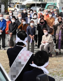 候補者の訴えに耳を傾ける有権者＝宍粟市山崎町（画像の一部を加工しています）