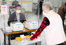 期日前投票所で票を入れる有権者＝姫路市役所