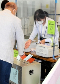 期日前投票所で票を入れる有権者＝姫路市役所