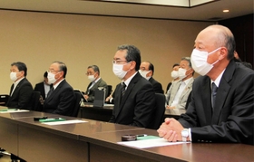 百条調査権に基づく証人尋問に応じるため、特別委に出席した姫路市の歴代副市長ら＝姫路市安田４