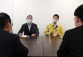 帽田泰輔社長（左奥）の隣に同席し、他行の営業担当者と向き合う松村洋志さん＝姫路市網干区新在家