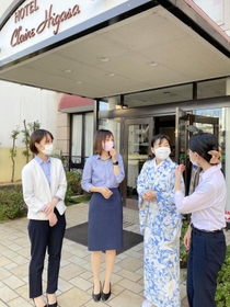 ホテルクレール日笠の前で談笑する山中敬子常務（右から２人目）と姫路信用金庫の山田真由美さん（同３人目）ら＝姫路市十二所前町
