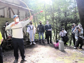 古式での弓引きを披露する岸本武雄さん＝姫路市安富町関