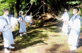 古老の記憶をたよりに復活させた神事。地面を弓で払うような動きから、この地の魔をはらう意味があるとされる＝姫路市安富町関
