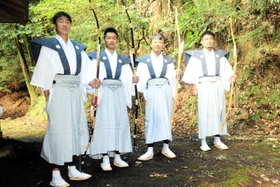 そろいの裃姿で神事に取り組む参加者たち＝姫路市安富町関
