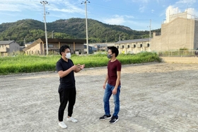 醸造所の着工を前に建設予定地で夢を語る池内正雄さん（左）と入山航さん＝姫路市内