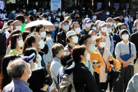 候補者らの最後の訴えに耳を傾ける有権者＝３０日午前、姫路市駅前町（撮影・大山伸一郎）