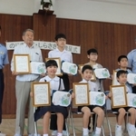 「のじぎく賞」などを受けた山下幸信さんと６人の孫たち＝２日、飾磨署