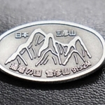 植田将志さんが売り歩く雪彦山の登山バッジ