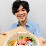 麻生賀教さんイチオシの「ブルバ丼」。鮮やかな色合いが食欲をそそる＝姫路市飾磨区今在家北１