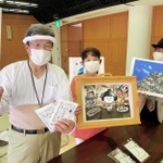 〝寅さん〟気分の啖呵売担当者（左）。もちこちゃんの紙芝居とともに特産品をアピールする＝姫路市商工会香寺支所