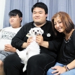 （右から）清瀬幸枝さん、次男竜也さん、三男朋也さん＝姫路市内