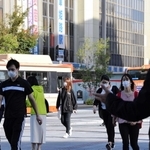 公示を５日後に控え、道行く人々に訴えを届ける立候補予定者＝姫路市内