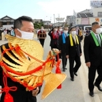 神事のためお旅山へ向かう氏子ら＝姫路市白浜町（撮影・大山伸一郎）