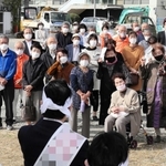 候補者の訴えに耳を傾ける有権者＝宍粟市山崎町（画像の一部を加工しています）