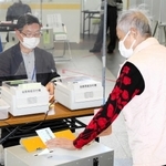 期日前投票所で票を入れる有権者＝姫路市役所