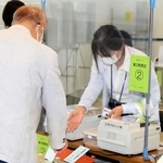 期日前投票所で票を入れる有権者＝姫路市役所