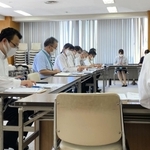 姫路信用金庫本店で「ともにプロジェクト」の支援内容を話し合う三宅智章専務理事（左）ら＝姫路市十二所前町