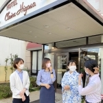 ホテルクレール日笠の前で談笑する山中敬子常務（右から２人目）と姫路信用金庫の山田真由美さん（同３人目）ら＝姫路市十二所前町