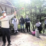 古式での弓引きを披露する岸本武雄さん＝姫路市安富町関