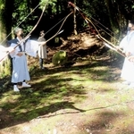 古老の記憶をたよりに復活させた神事。地面を弓で払うような動きから、この地の魔をはらう意味があるとされる＝姫路市安富町関