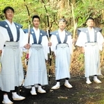そろいの裃姿で神事に取り組む参加者たち＝姫路市安富町関