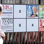 兵庫１１区に立候補した３人のポスターが並ぶ掲示板。立民の候補者は不在となっている＝姫路市内