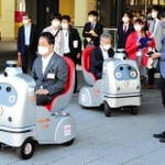 ＪＲ姫路駅であったロボットカー「ラクロ」の試乗イベント＝姫路市駅前町
