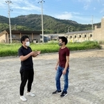 醸造所の着工を前に建設予定地で夢を語る池内正雄さん（左）と入山航さん＝姫路市内