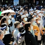 候補者らの最後の訴えに耳を傾ける有権者＝３０日午前、姫路市駅前町（撮影・大山伸一郎）