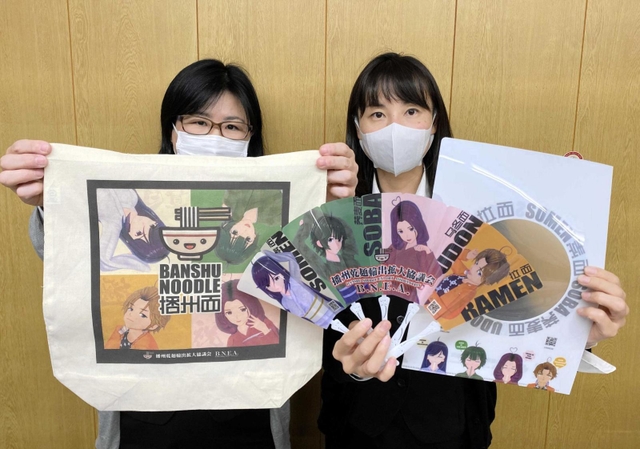 新キャラクターをあしらった販促グッズ＝姫路市東駅前町