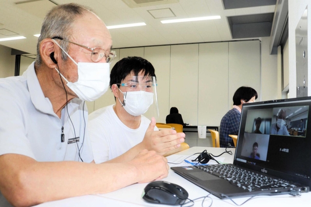 パソコン画面を通じ、講評を受ける高齢者ら＝姫路市夢前町前之庄