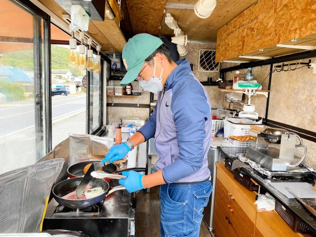調理機材などが並ぶ車両内部＝姫路市飾東町山崎
