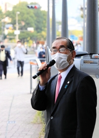 選挙から一夜明け、姫路駅前に立った松本剛明氏＝姫路市駅前町（撮影・大山伸一郎）